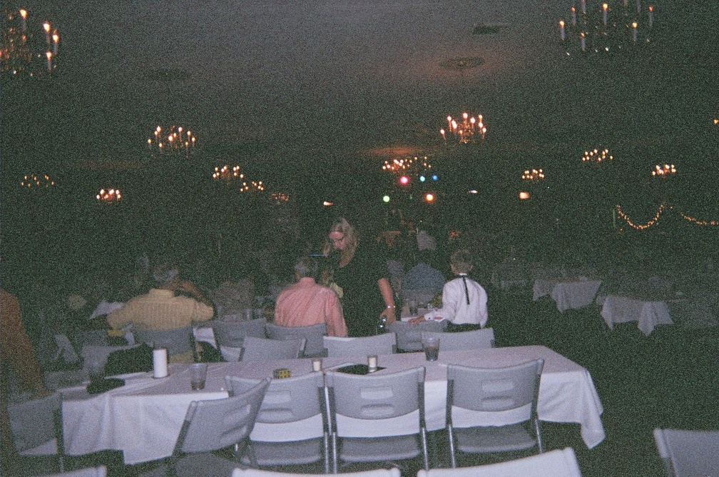090 06120004 Table crowd
